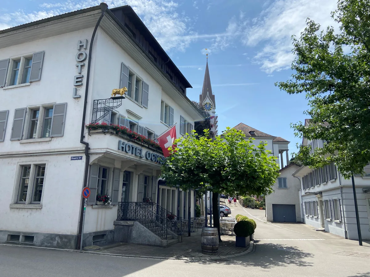 Das Hotel Ochsen in Uster von aussen im Sommer.